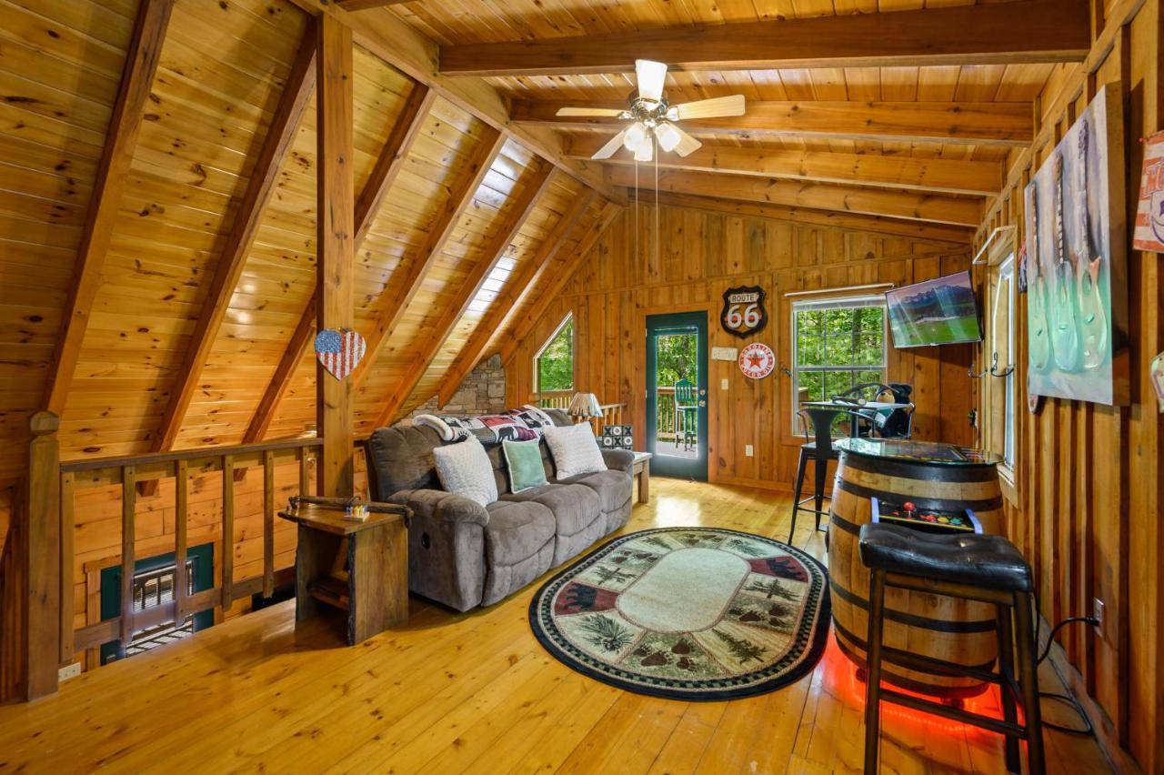 Gypsy Road - Privacy! Log Cabin With Hot Tub, Wifi, Directv And Arcade Sevierville Exterior photo